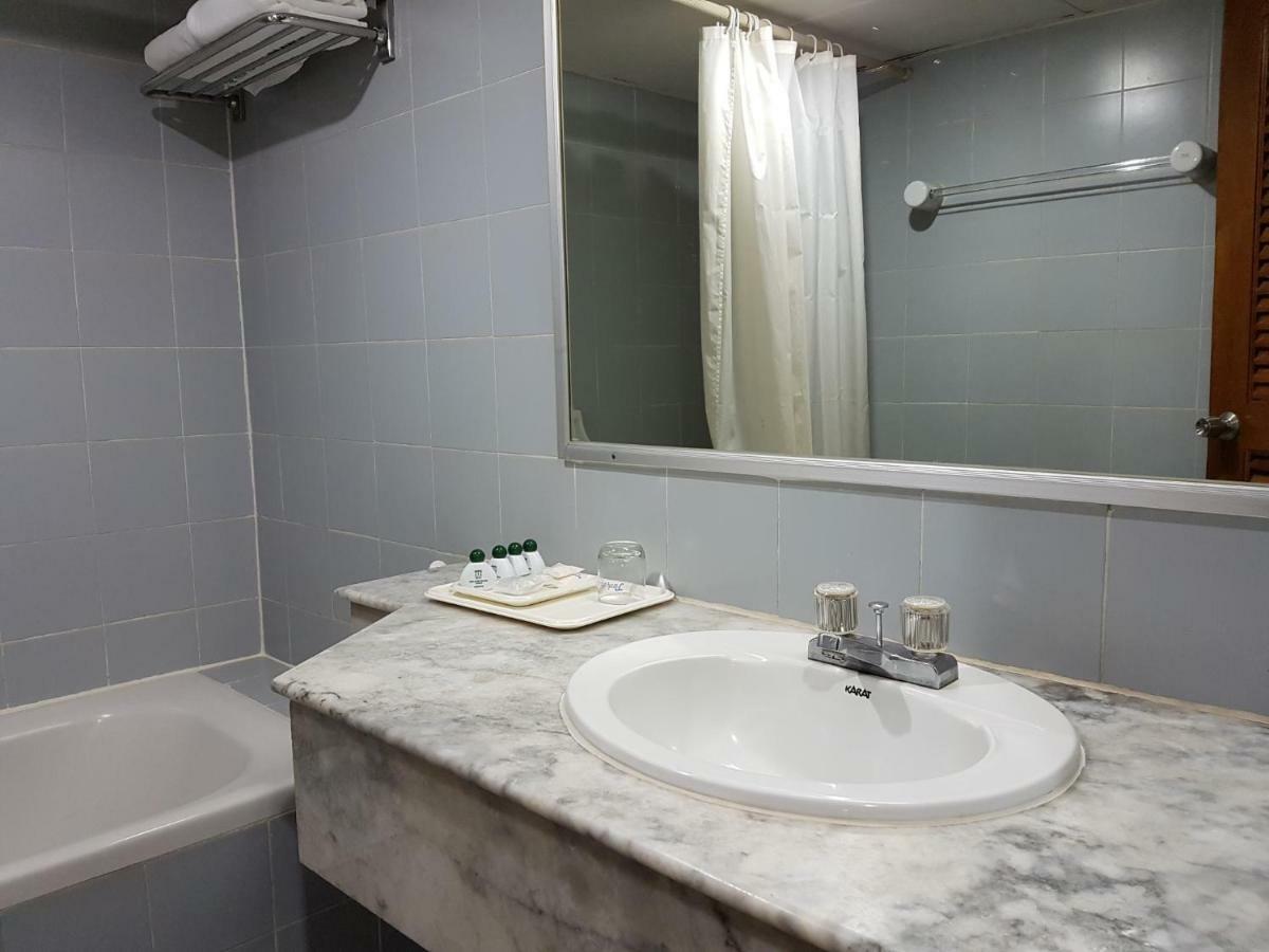 Park Hotel Sukhumvit 7 Bangkok Bagian luar foto