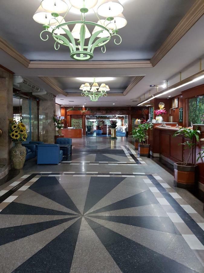 Park Hotel Sukhumvit 7 Bangkok Bagian luar foto